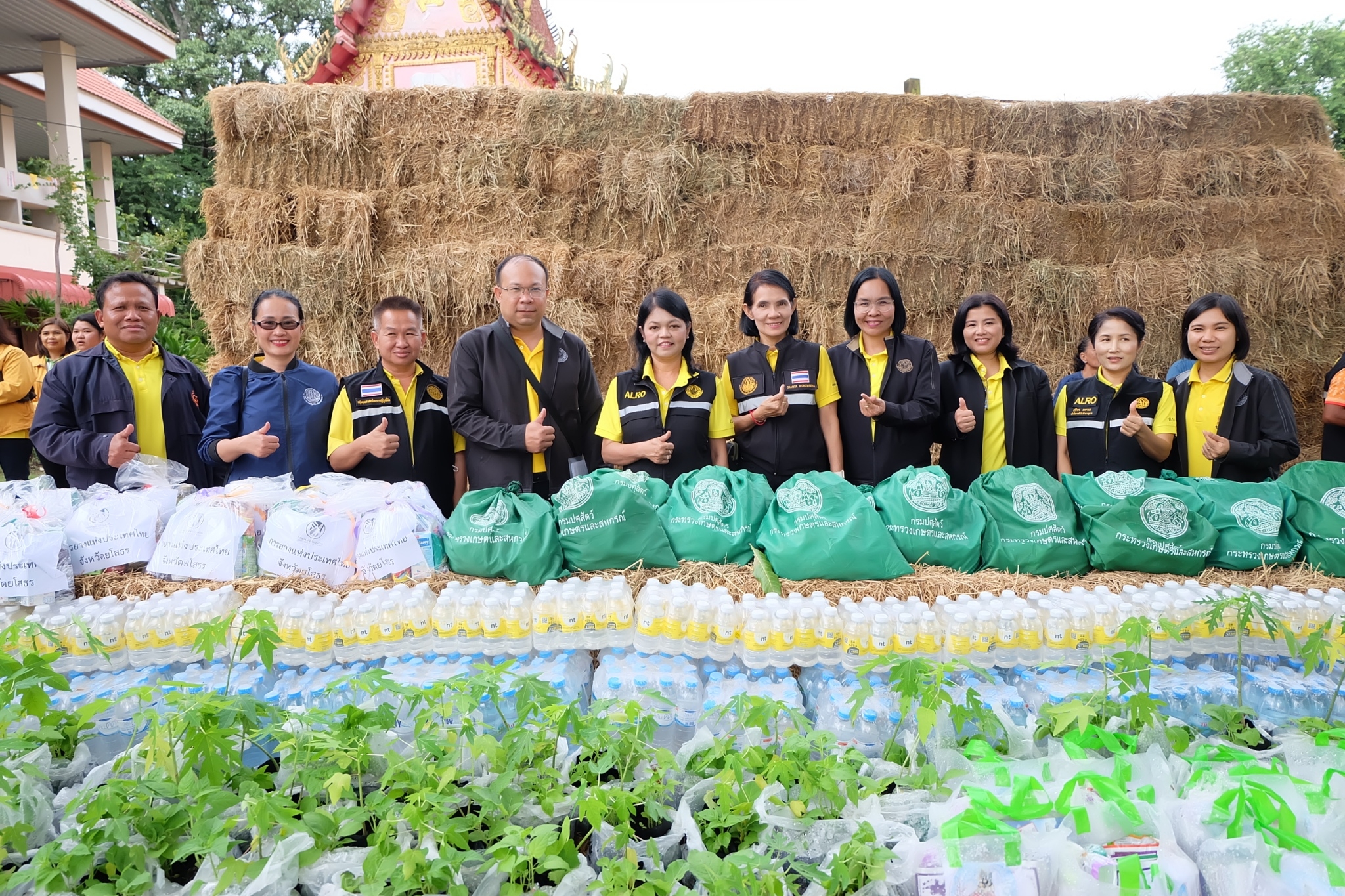 title - ส.ป.ก. ร่วมลงพื้นที่ติดตามนายกรัฐมนตรีและรัฐมนตรีว่าการกระทรวงการคลัง พร้อมคณะ ตรวจราชการและติดตามสถานการณ์อุทกภัย พบปะประชาชนและมอบสิ่งของช่วยเหลือผู้ประสบอุทกภัย ณ อำเภอคำเขื่อนแก้ว จังหวัดยโสธร